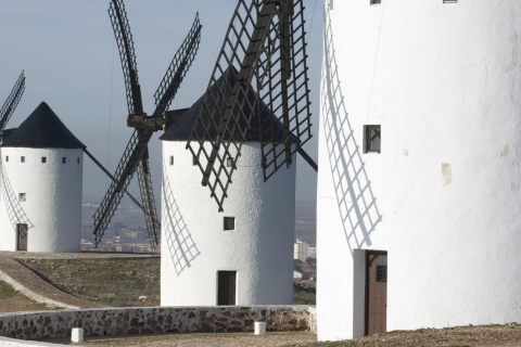 Ветряные мельницы в окрестностях Алькасар-де-Сан-Хуан (Сьюдад-Реаль, Кастилия-Ла-Манча).