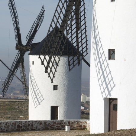 Windmühlen außerhalb von Alcázar de San Juan (Ciudad Real, Kastilien-La Mancha)