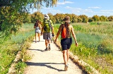 Туристы в природном парке Лас-Таблас-де-Даймьель в Сьюдад-Реаль (Кастилия — Ла-Манча)
