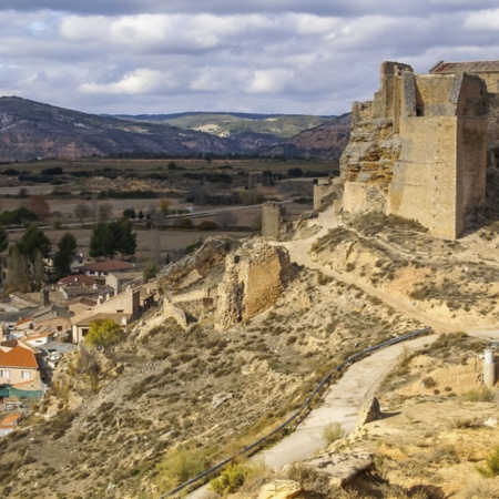 O castelo de Zorita de los Canes (Guadalajara, Castilla-La Mancha) domina a imagem panorâmica da cidade
