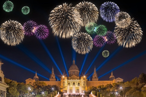 Espetáculo de fogos de artifício na fonte mágica de Barcelona