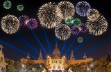 Especatáculo de fuegos artificiales en la fuente mágica de Barcelona