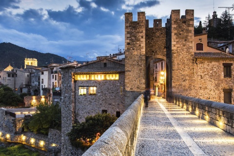 Vista de Besalú (Girona, Catalunha) de seu castelo