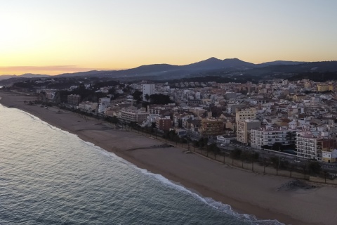 Вид с воздуха на Канет-де-Мар (Барселона, Каталония).