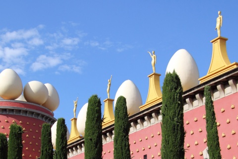 Деталь фасада театра-музея Дали в Фигерасе, Жирона, Каталония