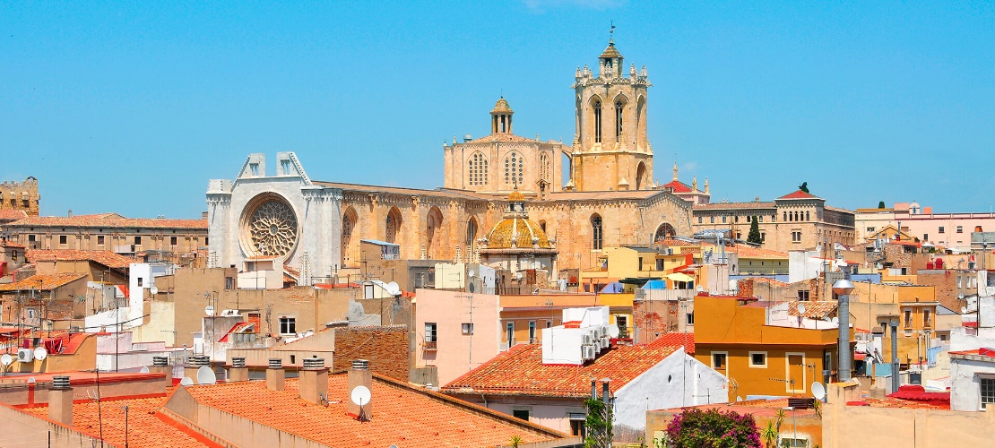Die Kathedrale von Tarragona von den Dächern der Stadt aus gesehen
