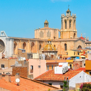 Die Kathedrale von Tarragona von den Dächern der Stadt aus gesehen