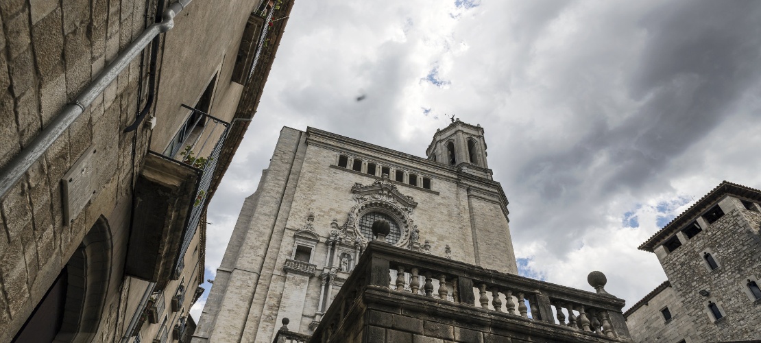 Blick auf die Kathedrale Santa María in Girona, Katalonien