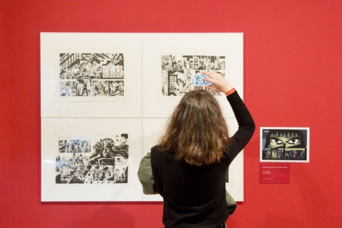 Un touriste visite une exposition dans le MNAC de Barcelone, Catalogne