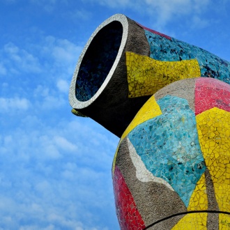 Detailansicht der Skulptur „Frau und Vogel“ im Joan-Miró-Park