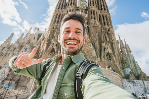 Turista che si scatta un selfie alla Sagrada Familia di Barcellona, Catalogna