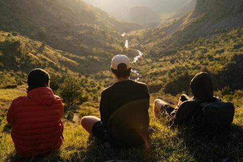 Praticantes de trekking contemplando a paisagem nos Pirineus catalães
