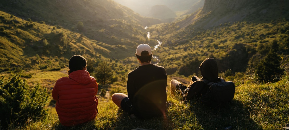 Praticantes de trekking contemplando a paisagem nos Pirineus catalães
