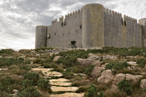 Zamek w Torroella de Montgri (prowincja Girona, Katalonia)