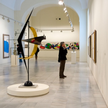 Un homme observe des œuvres du musée Reina Sofía de Madrid