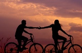 Un couple à vélo