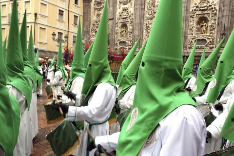 Członkowie bractwa i kościół Santa Isabel podczas Wielkiego Tygodnia w Saragossie