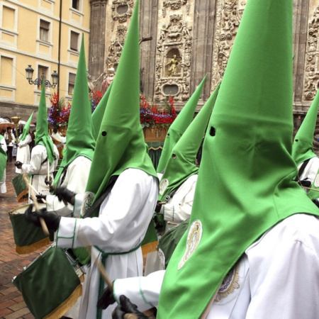 Membres de confréries et église Santa Isabel lors de la Semaine sainte de Saragosse
