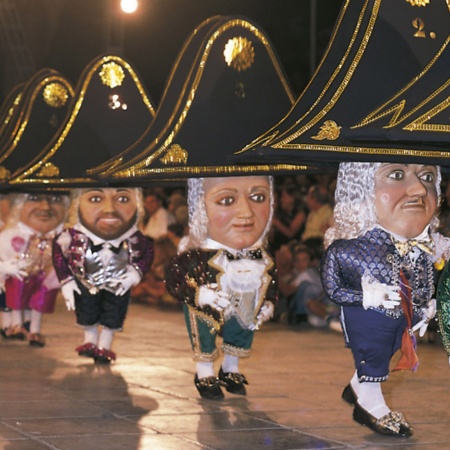 Der traditionelle Tanz der Zwerge beim Wallfahrtsfest Bajada de la Virgen (Santa Cruz de la Palma, Kanarische Inseln)
