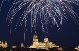 Feuerwerk während des Stadtfestes von Salamanca (Kastilien und León)