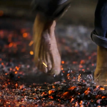Der Lauf über die Glut ist eine Tradition beim Feuerlauffest in San Pedro Manrique (Soria, Kastilien-León)