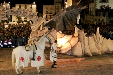 “Bruciatura del drago” in Plaza Mayor. Festa di San Jorge