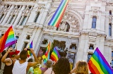 Hôtel de ville de Madrid avec des drapeaux LGBTQI+