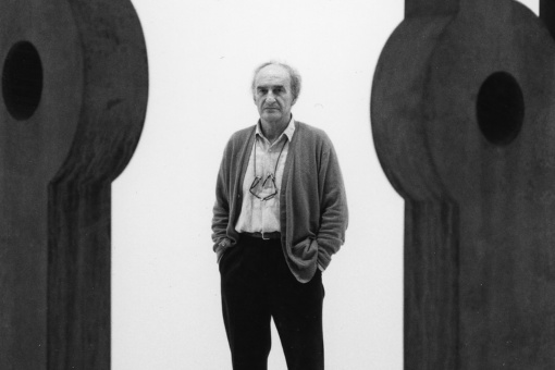 Эдуардо Чильида рядом со скульптурой «Homenage a Balenciaga», 1990 г.