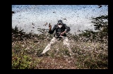 Finalista de “Foto del Año.” Fighting Locust Invasion in East Africa