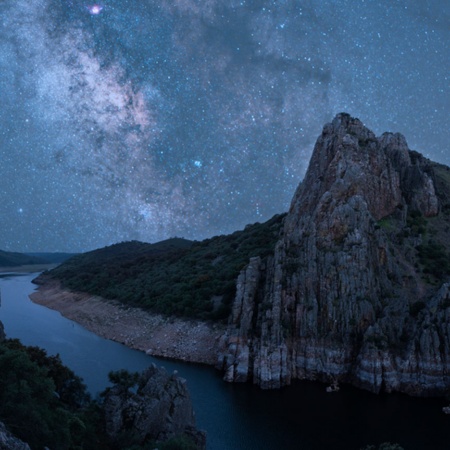エクストレマドゥーラ州のモンフラグエ国立公園に広がる満天の星空