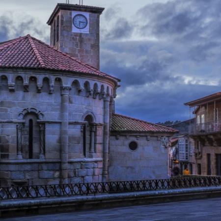 Santiago-Kirche und Plaza Mayor in Allariz (Ourense, Galicien)