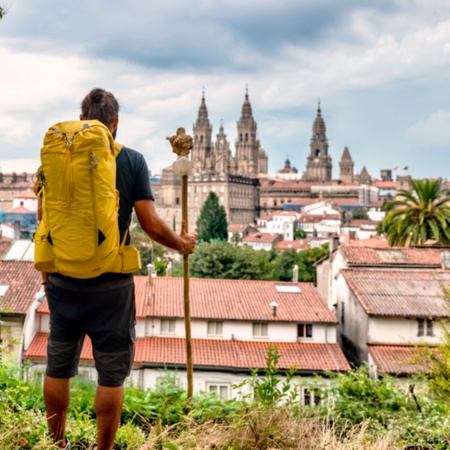 Peregrino contemplando la Catedral de Santiago de Compostela en A Coruña, Galicia