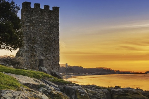 Twierdza Torres de Oeste w miejscowości Catoira na terenie Pontevedry (Galicja)