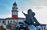 Turisti in moto sull’itinerario dei fari della Galizia