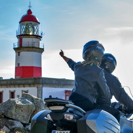 Turisti in moto sull’itinerario dei fari della Galizia