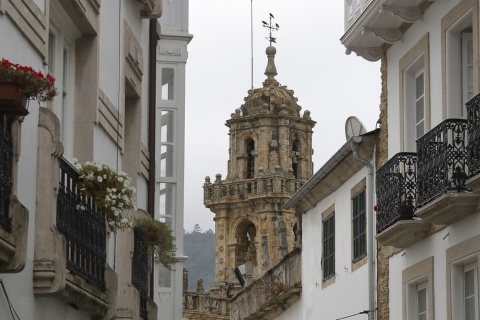Vista de la catedral entre las calles de Mondoñedo (Lugo, Galicia)