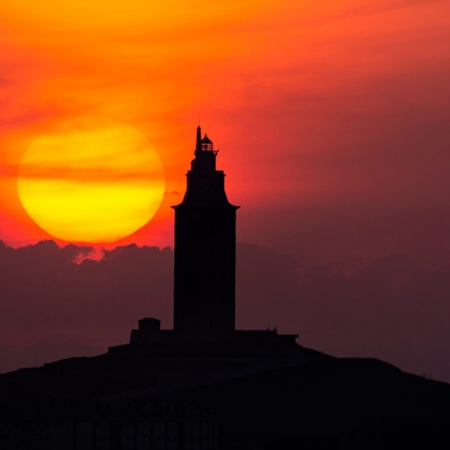 夕暮れ時のヘラクレスの塔。ガリシア
