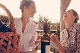 Zwei Frauen beim Weintrinken