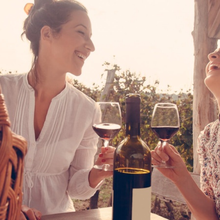 Две молодые женщины пьют вино