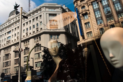 Spiegelbild des Schaufensters eines Luxusgeschäfts in Madrid