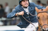 Pferd und sein Jockey bei einem Rennen auf der Pferderennbahn in Madrid