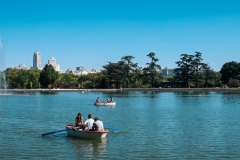 Озеро в парке Каса-де-Кампо в Мадриде.