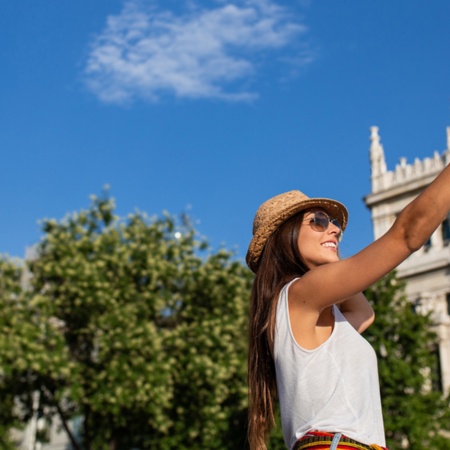 Tourist macht ein Selfie an der Plaza de Cibeles in Madrid