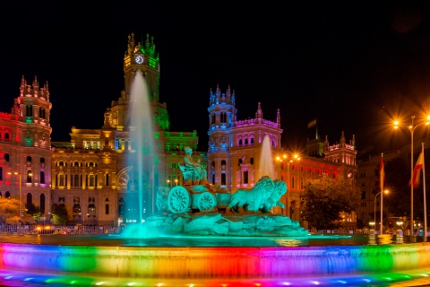 Plac Cibeles oświetlony z okazji obchodów Dumy w Madrycie (MADO), Wspólnota Madrytu