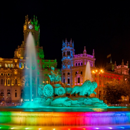 Der für den Madrid Pride (MADO) beleuchtete Platz Cibeles, Autonome Gemeinschaft Madrid