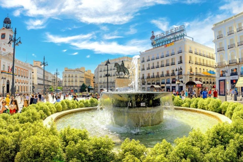 Częściowy widok panoramiczny na plac Puerta del Sol. Madryt