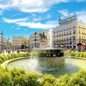 Częściowy widok panoramiczny na plac Puerta del Sol. Madryt
