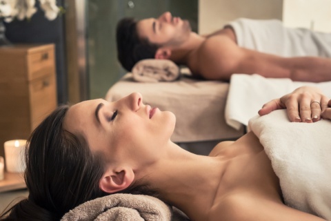 Casal relaxando durante um tratamento de spa