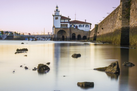 Latarnia morska w Getxo (Bizkaia, Kraj Basków)