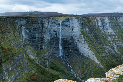 Wasserfall Salto del Río Nervión im Naturdenkmal Monte Santiago, Álava, Baskenland